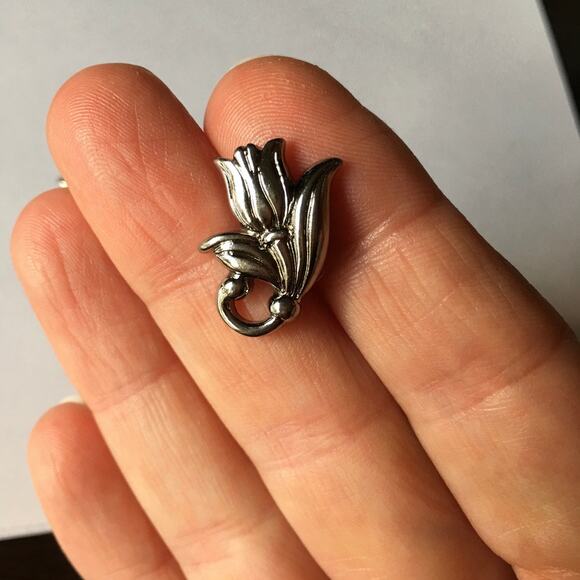 Vintage AVON "spring tulip" post earrings, silver tone - Picture 5 of 6